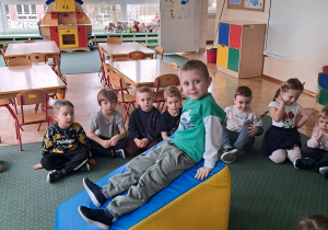 Chłopiec zjeżdż za klocka