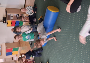 Chłopiec ćwiczy na wałku