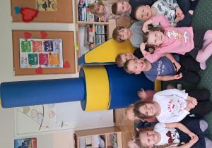 Dzieci prezentują budowlę