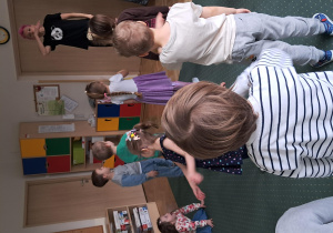 Dzieci naśladują Panią