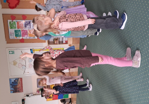 Dzieci uczestniczą w zajęciach