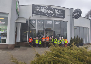 Dzieci przed pizzerią