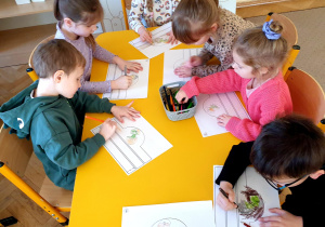 Dzieci wykonują opaski