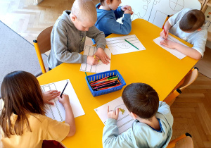 Grupa koloruje opaski na głowę