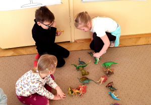 Dzieci segregują dinozaury wg. koloru