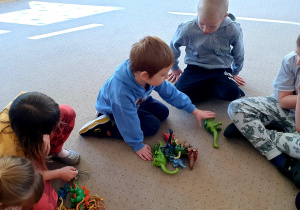 Chłopiec tworzy zbiory dinozaurów