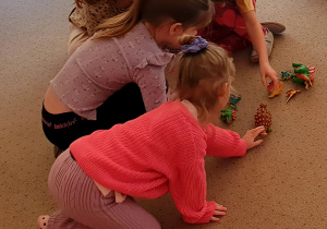 Kolejna grupa dzieci tworzy zbiory dinpozaurów