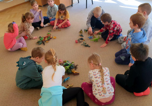 Dzieci omawiają jakie dinozaury tworzą część wspólną dla ich zbiorów