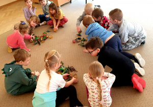 Dzieci w grupach wyznaczają części wspólne zbiorów ich dinozaurów