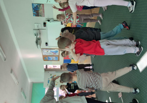 Dzieci stoją w kole