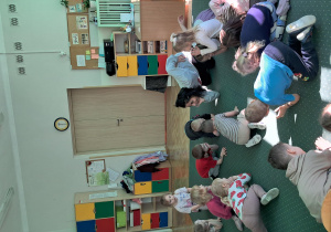 Dzieci bawią z Semą