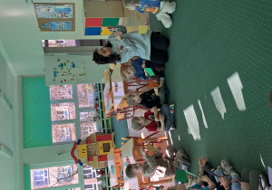 Dzieci słuchają Pani