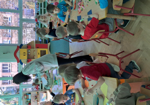 Dzieci wykonują pracę przy stolikach