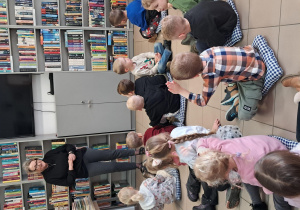 Dzieci słuchają Pani