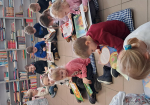 Dzieci oglądają książki