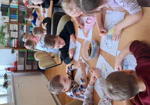 Dzieci kolorują przy stolikach