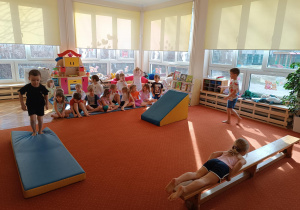 Dzieci ćwiczą na torze