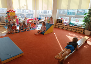 Dzieci pokonują tor przeszkód