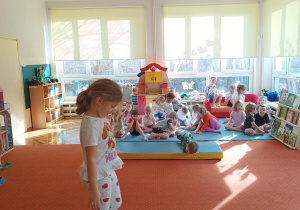 Dziewczynka przechodzi po ławeczce