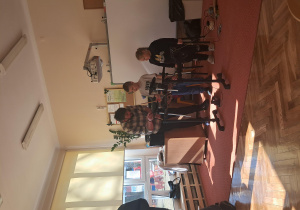 Dzieci grają na instrumentach