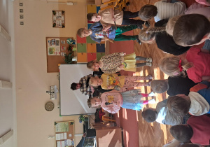 Dzieci trzymają w rękach różne instrumenty