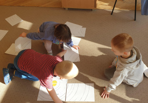 Dzieci układają matrycę Układu Słonecznego