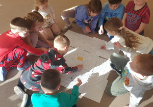 Dzieci układają planety