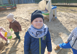 Dziewczynka przed piaskownicą