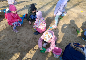 Dziewczynki w piaskownicy