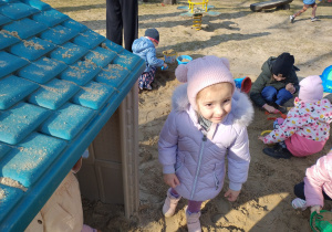 Dziewczynka przy domku