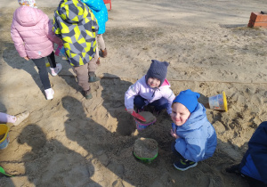 Dzieci w piaskownicy