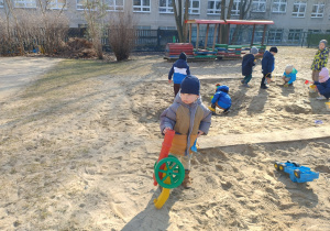 Chłopiec z zabawką