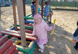 Dziewczynka przy drewnianej zabawce