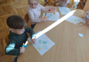 Chłopiec wycina nonżyczkami