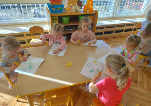 Grupa wycina nożyczkami