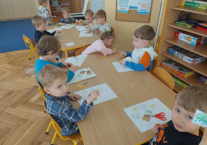 Chłopcy wycinaja przy stole