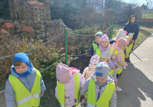 Grupa w kamizelkach na spacerze