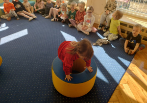 Dziewczynka wchodzi do pierścienia