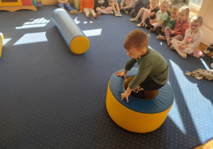 Chłpopiec wchodzi do pierścienia