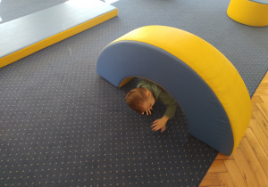 Chłopiec przechodzi przez mostek