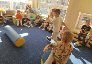 Dzieci stoją przy walcu