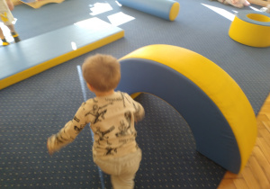 Chłopiec zbliża się do mostku