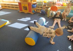 Chłopiec turla się na walcu