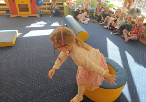 Dziewczynka wychodzi przez pierścień