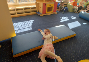 Dziewczynka leży na materacu