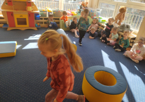 Dziewczynka biegnie obok pierścienia