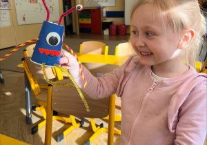 Dziewczynka prezentuje wykonanego ludzika