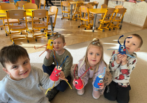 Dzieci pokazują wykonanych kosmitów