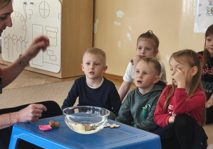 Nauczyciel demonstruje eksperyment