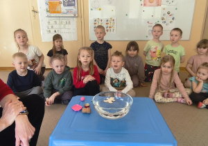 Drewniany ludzik pływa